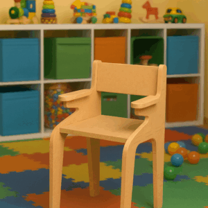 Cadeirinha infantil com apoios de braço